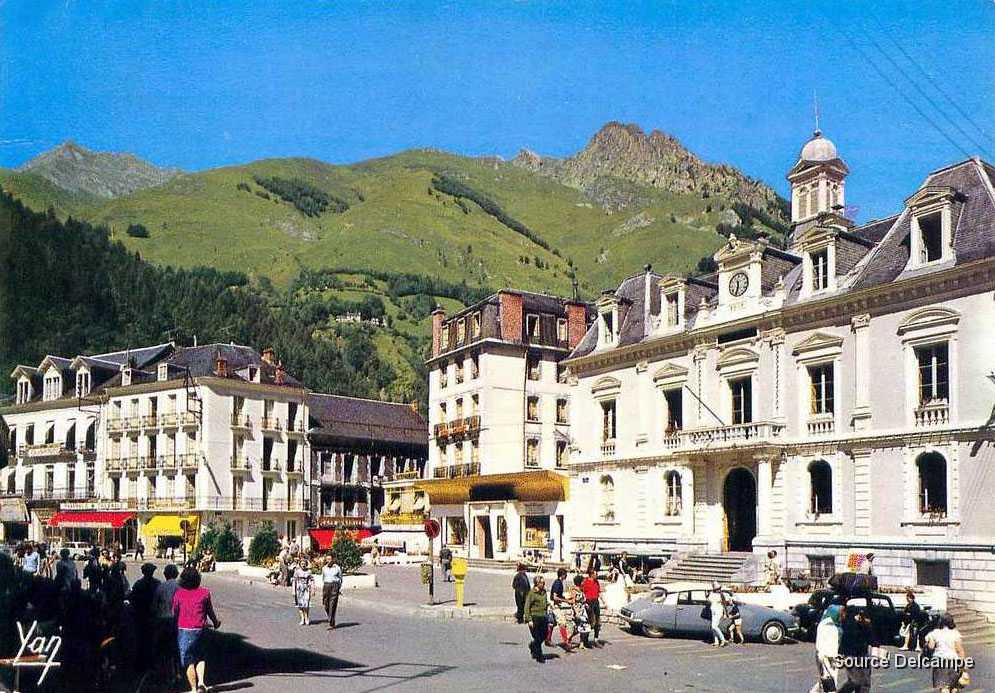 65 Cauterets Place de la Mairie.jpg